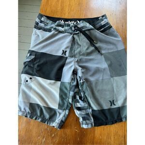 Hurley men’s black and gray checked board shorts 33